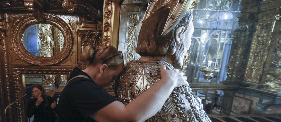 La peregrina portuguesa Paula se ha convertido en la segunda persona que ha abrazado la imagen del Apóstol Santiago en agradecimiento por su mejoría de una enfermedad