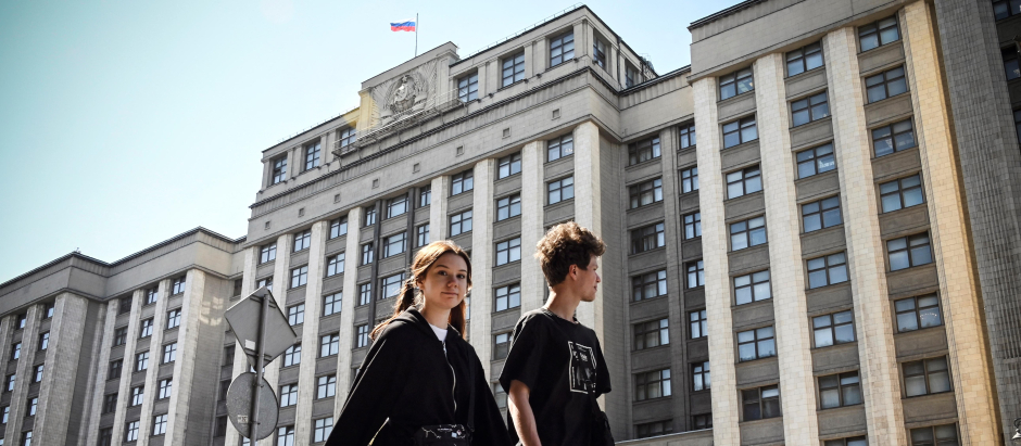 Dos personas caminan frente a la Duma