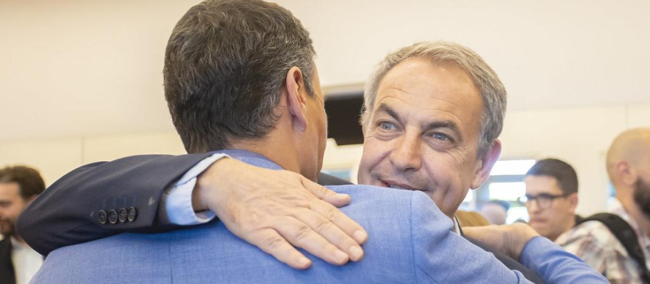 Zapatero y Sánchez se abrazan antes de un mitin en Barcelona, el pasado 26 de mayo