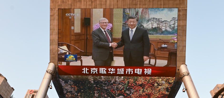 Una pantalla gigante muestra el encuentro entre Bill Gates y Xi Jinping