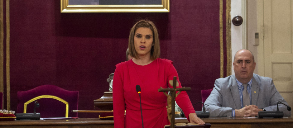 La alcaldesa entrante de Alcalá de Henares, Judith Piquet (PP), jura el cargo en la sesión de constitución del ayuntamiento