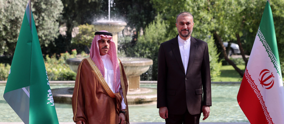 El Ministro de Relaciones Exteriores de Irán, Hossein Amir-Abdollahian, con su homólogo saudita, Faisal bin Farhan, en Teherán