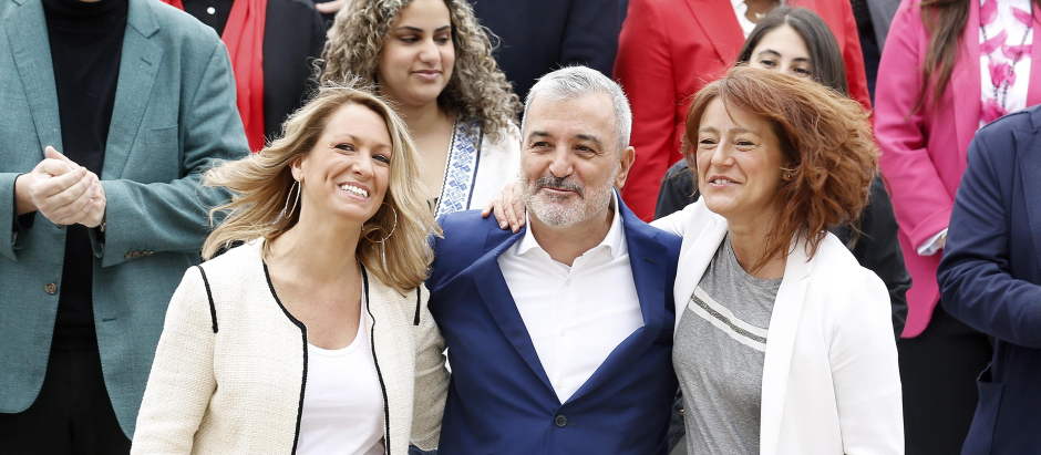 Jaume Collboni, acompañado de María Eugenia Gay (i) y Laia Bonet (d)