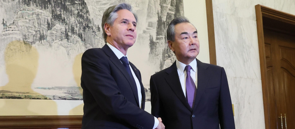 Antony Blinken saluda a Wang Yi antes de su reunión en Pekín
