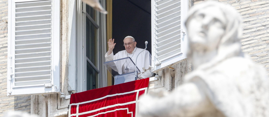 El Papa Francisco, en la ventana del Palacio Apostólico durante el rezo del Ángelus