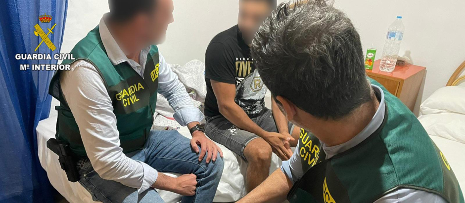 Dos agentes de la Guardia Civil junto al hombre secuestrado durante 11 días entre Alicante y Murcia