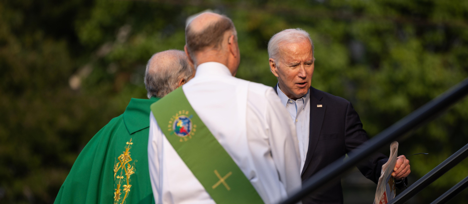 Joe Biden sale de misa en Delaware