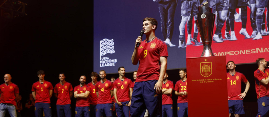 Gavi, en el momento de hablar en la celebración de la selección española