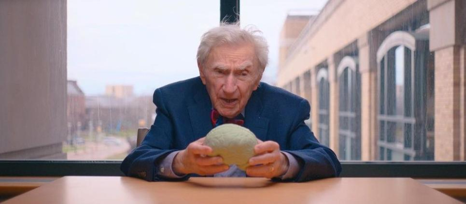 Howard Tucker tiene 100 años y es el médico más longevo del mundo
