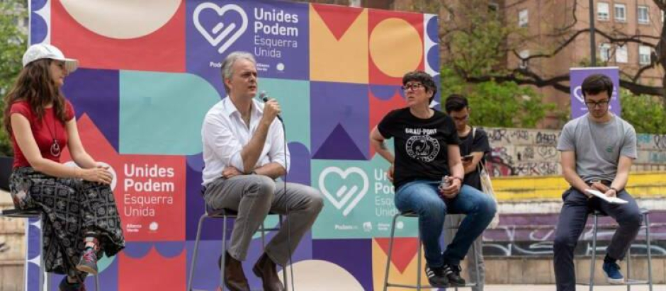 Héctor Illueca (con el micro) y Pilar Lima (segunda por la derecha), en un mitin de Unidas Podemos en Valencia.
