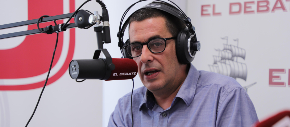 Antonio Naranja en los estudios de radio de El Debate