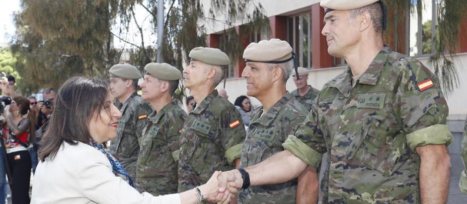 Robles visita la Brigada 'Canarias' XVI, en la base 'General Alemán Ramírez' de Las Palmas de Gran Canaria