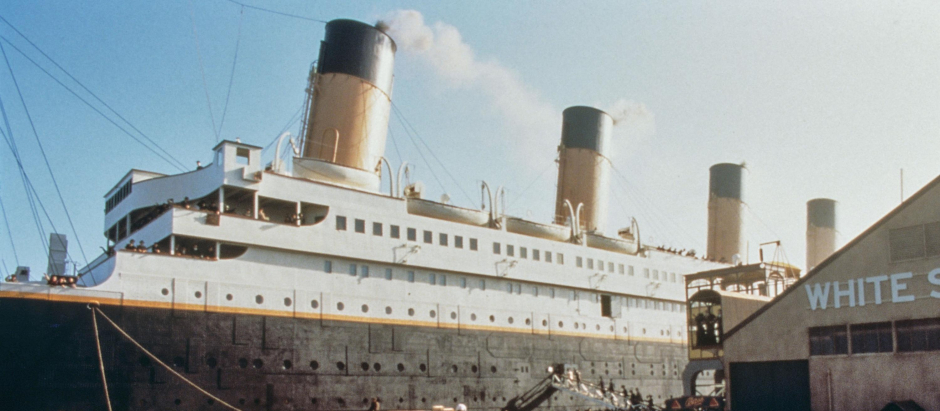 TITANIC, 1997. ph: Merie W. Wallace / TM and Copyright © 20th Century Fox Film Corp. All rights reserved. Courtesy: Everett Collection. 
TVGC  1990s movies  1997 movies  movies  Ship                                                              Titanic                                                           Dock