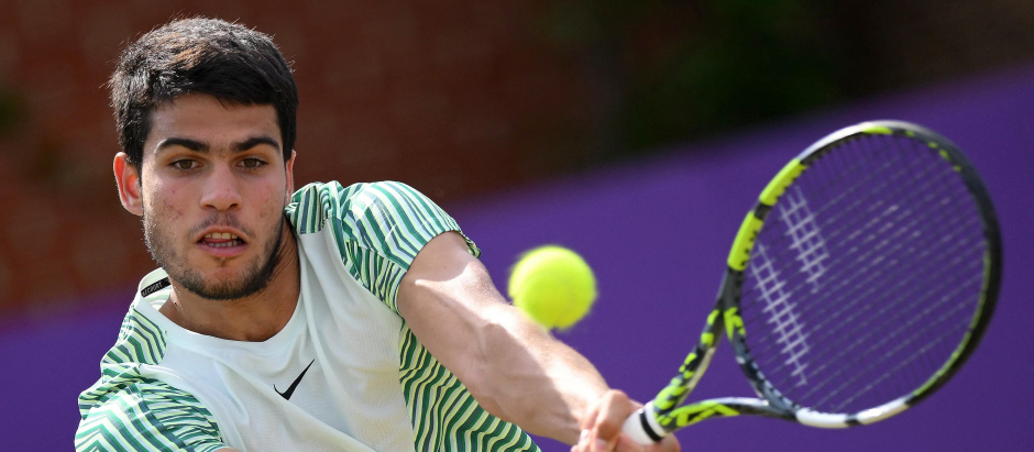 Carlos Alcaraz está ya en cuartos del torneo de Queen's, preparatorio para Wimbledon