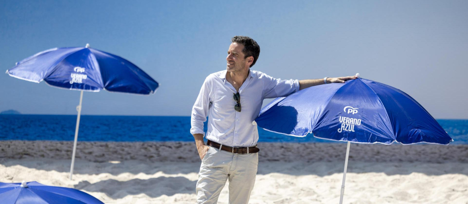 Borja Sémper en la playa de mentira en la que ha presentado la campaña del PP