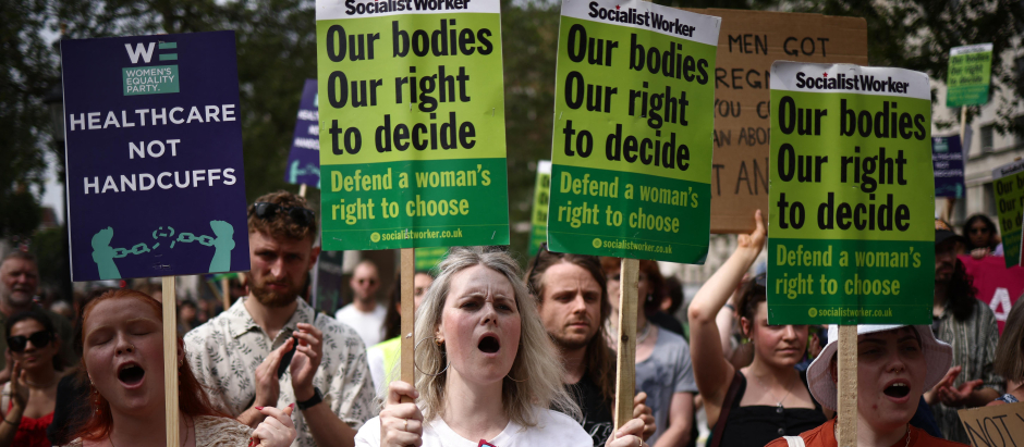 Los manifestantes sostienen pancartas durante una marcha por el centro de Londres