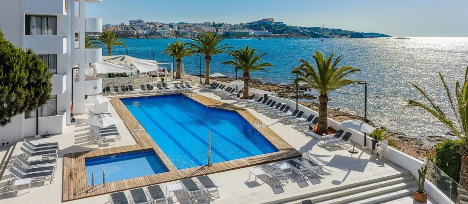 31/05/2018 Apartamento de Playasol en Ibiza.

Playasol Ibiza Hotels aumentó el pasado año la categoría de once de sus establecimientos gracias a las reformas realizadas, con lo que ha duplicar sus establecimientos de tres estrellas o llaves y de categoría superior.

ESPAÑA EUROPA MADRID ECONOMIA
PLAYASOL IBIZA HOTELS