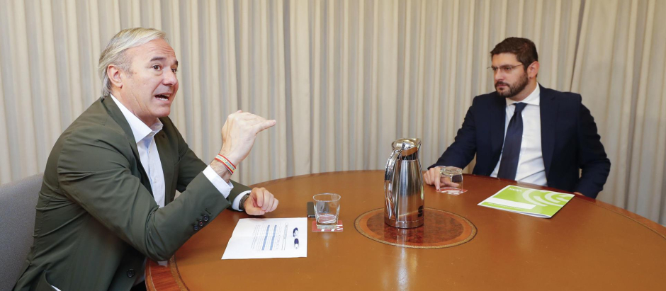 El candidato Vox al Gobierno de Aragón Alejandro Nolasco (d) se reúne con el candidato del PP a la Presidencia Jorge Azcón (i), este martes