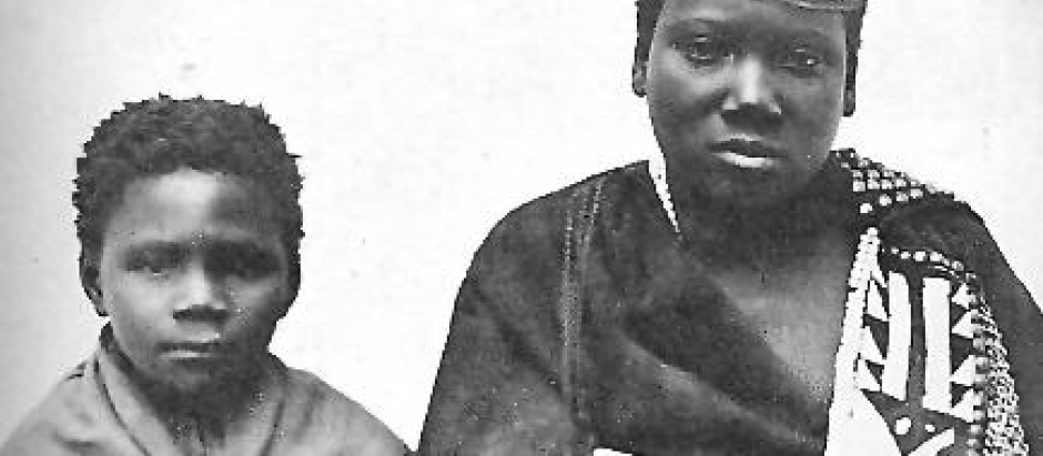 Nongqawuse (derecha) con su compañera profetisa, Nonkosi