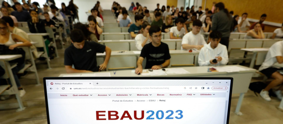Varios alumnos antes de comenzar uno de los exámenes de las pruebas de acceso a la universidad 2023