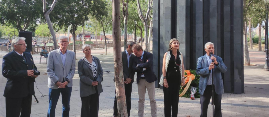 Jorge Vargas, el primero por la derecha, en el acto en recuerdo de las víctimas de Hipercor