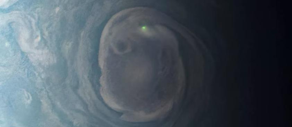 El punto verde captado por Juno en Júpiter