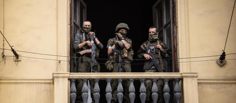 Los miembros del grupo Wagner en el balcón de un edificio en la ciudad de Rostov