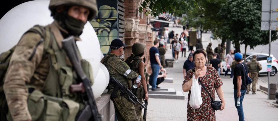 Un residente local pasa junto a miembros del grupo Wagner en Rostov durante la rebelión del 24 de junio