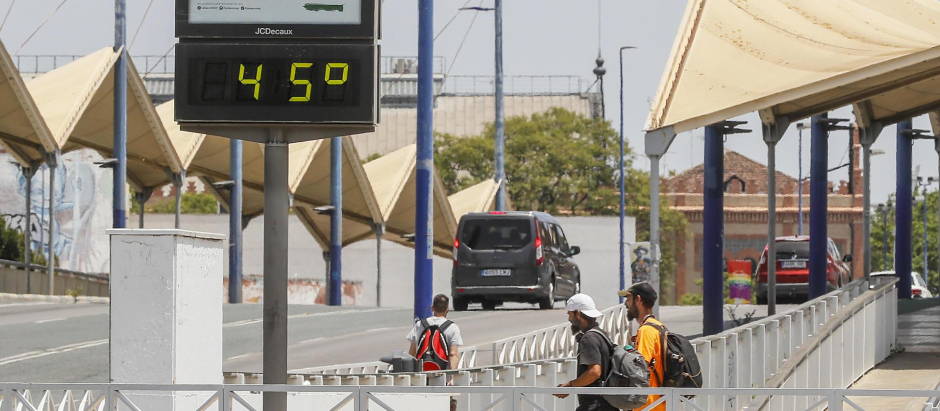 Un termómetro marca 45 grados en plena ola de calor en Sevilla este domingo
