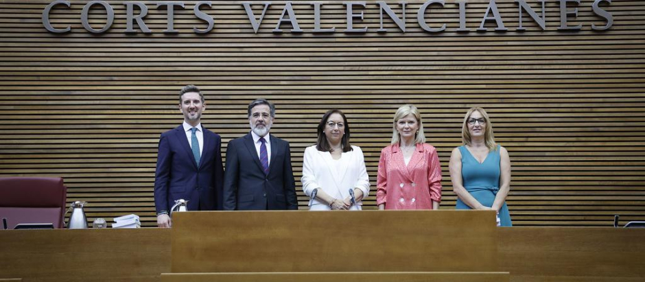 Los cinco integrantes de la Mesa de las Cortes Valencianas, con la presidenta, Llanos Massó, en el centro.