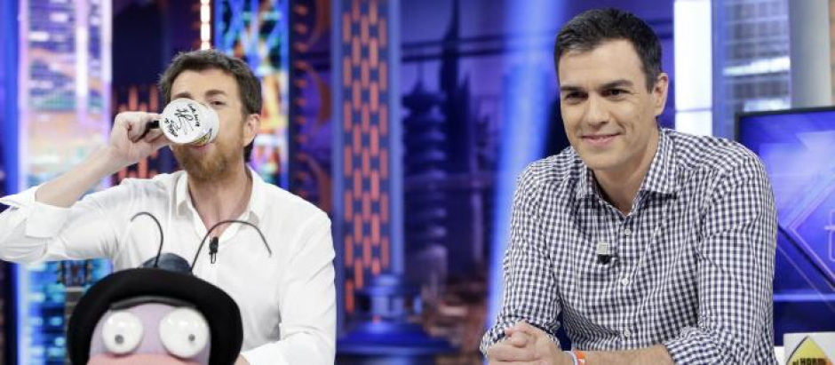 El presentador Pablo Motos y el político Pedro Sánchez durante el programa " El Hormiguero " en 2016.