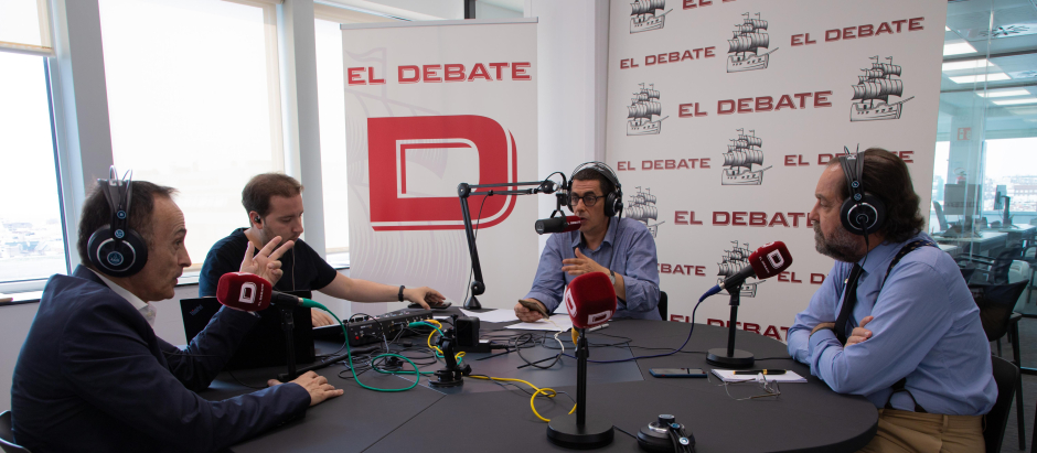 Luis Ventoso (i), Daniel Vara, Antonio Naranjo y Ramón Pérez-Maura durante la emisión de El centinela