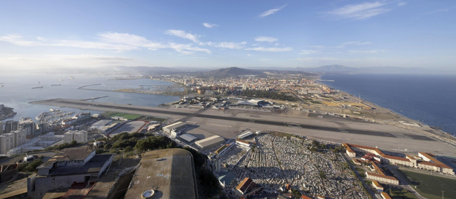 Vista del aeropuerto de Gibraltar con La Línea de la Concepción (Cádiz) de fondo