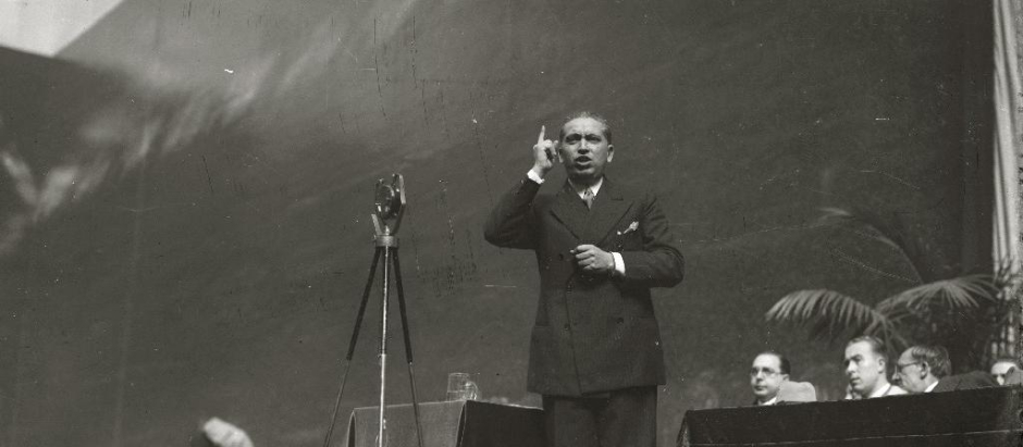 José Calvo Sotelo hablando en un mitin en el Frontón Urumea de San Sebastián (1935)
