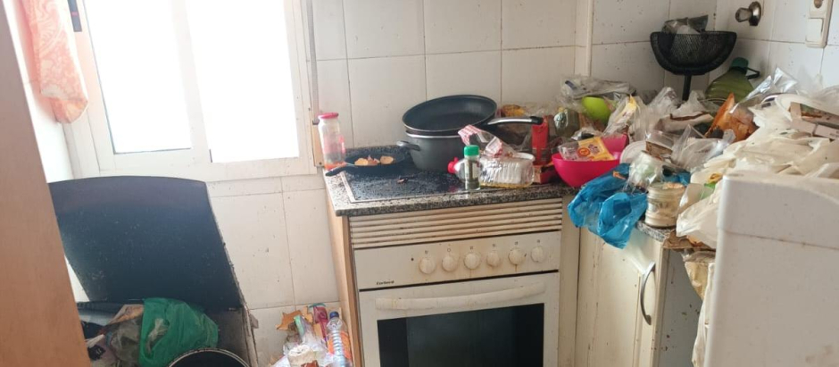 Estado de la cocina de la vivienda okupada en Cartagena