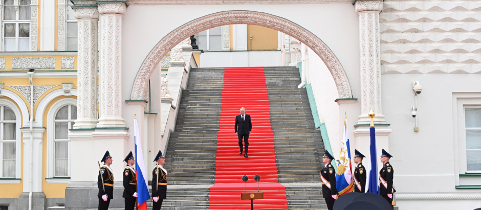 El presidente ruso, Vladimir Putin, baja los escalones para dirigirse a las tropas del Ministerio de Defensa