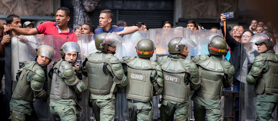 Efectivos de la Guardia Nacional Bolivariana (GNB) custodian las entradas al Palacio Federal Legislativo,  Efectivos de la Guardia Nacional Bolivariana (GNB) custodian las entradas al Palacio Federal Legislativo