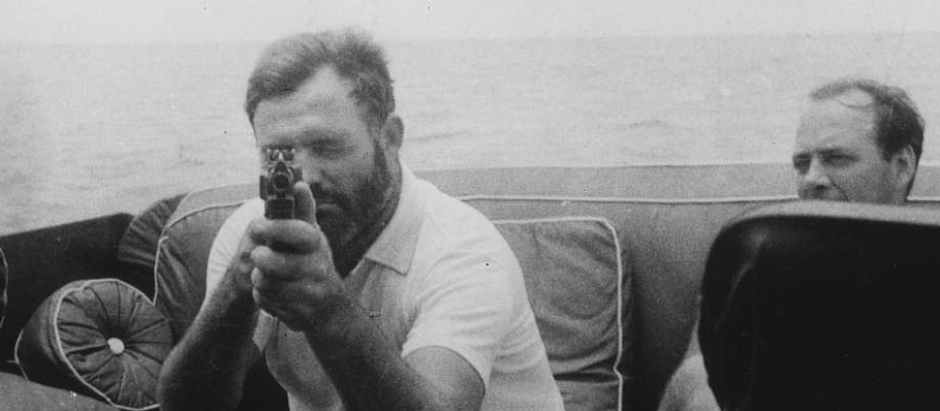 Ernest Hemingway a bordo de su barco "El Pilar' en 1935