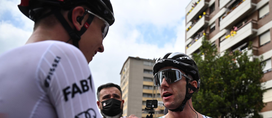 El saludo entre Yates, ganador de la primera etapa, y Pogacar, favorito a ganar el Tour