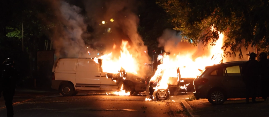 Dos vehículos arden en la quinta noche de disturbios en Paris