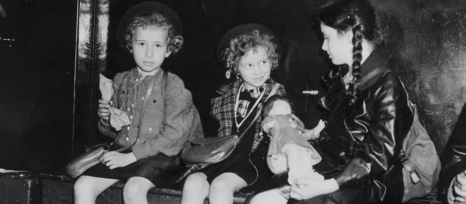 Durante más de 80 años, la foto sólo se conoció como "Tres niñas". Ahora sabemos que son, de izquierda a derecha, las hermanas Ruth e Inge Adametsu y Hannah Cohn