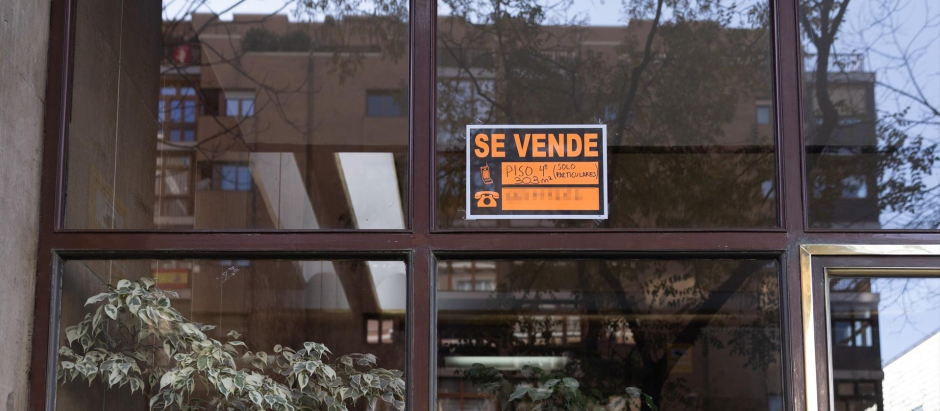 Un cartel de 'Se vende' en un portal de Madrid.