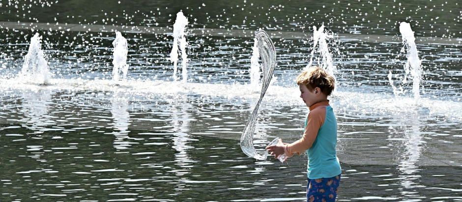 Un niño juega en la fuente de agua en Grand Park en Los Ángeles, California