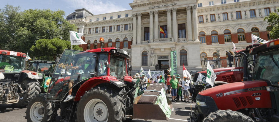 Diferentes agricultores de toda España llegan a Madrid para llevar a cabo una tractorada
