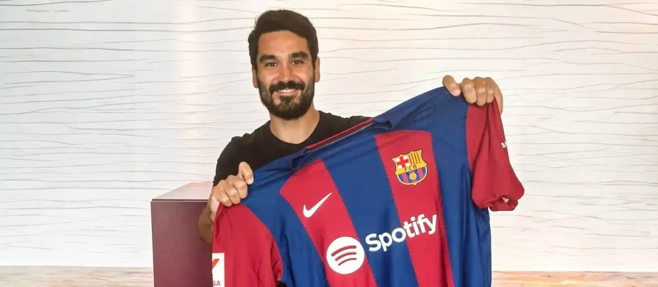 Gundogan posa con la camiseta del Barça
