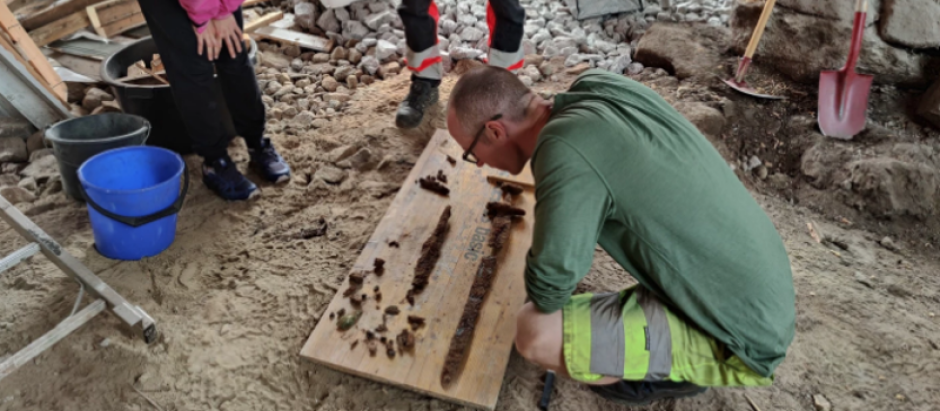 Joakim Wintervoll comprobando los restos de la espada vikinga encontrada en el jardín de una casa en Noruega