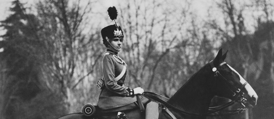 La Reina Victoria Eugenia, con uniforme de coronel de Cazadores en 1912