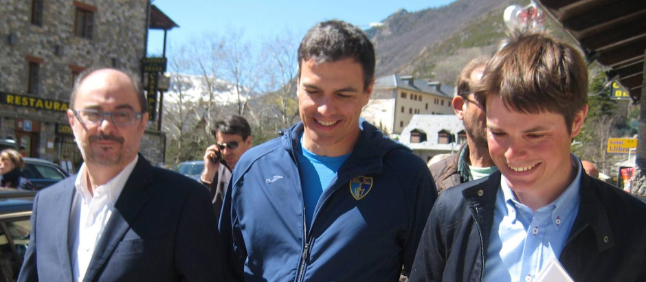 Pedro Sánchez junto a su amigo Félix y Javier Lambán