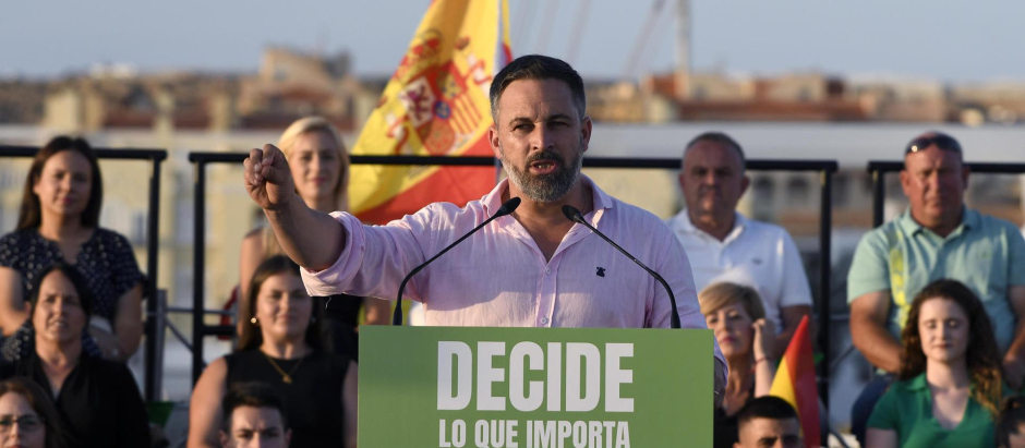 El candidato a la presidencia del gobierno en la elecciones generales por el partido VOX, Santiago Abascal, participa en un evento de inicio de campaña este jueves, en el municipio de El Ejido, Almería. EFE/ Carlos Barba