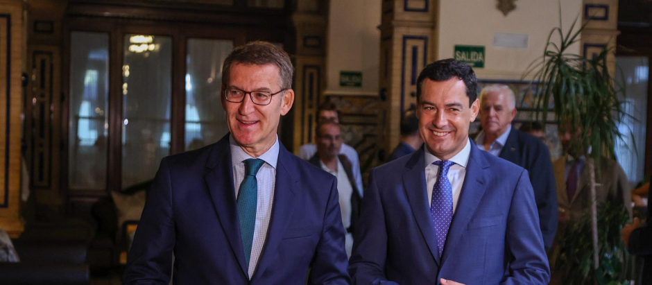 Alberto Núñez Feijoo y Juanma Moreno, a su llegada al desayuno informativo del Nueva Economía Fórum en Sevilla